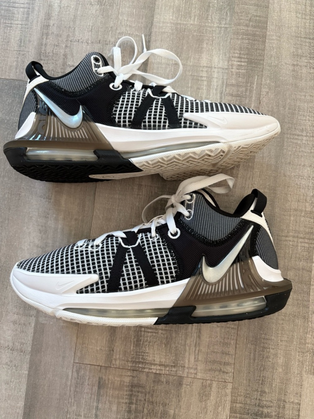 Nike LeBron Witness 7 Men’s size 9.5 Basketball Sneakers